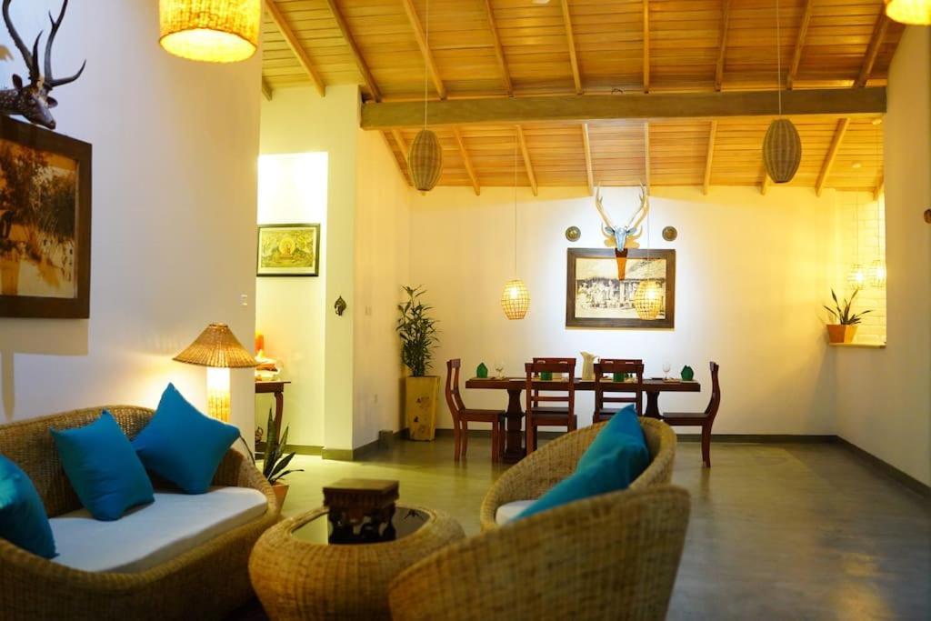 Ronaya Surf Waves Villa Dikwella Eksteriør bilde